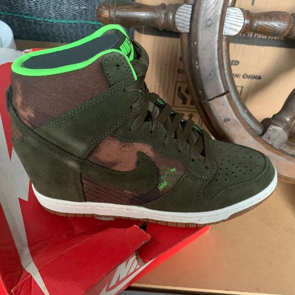 Nike High-Top Sneakers in Green and Brown